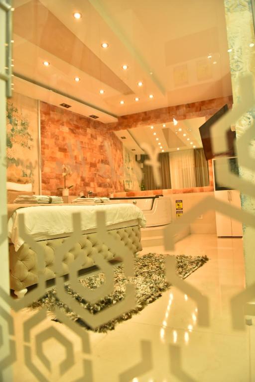 Design Apartment PREMIUM SPA LUX 4 STAR "DUBAI" Completely PRIVATE Wellness & Spa FREE INCLUDED Sauna & Jacuzzi & Salt Wall & Fire place & 3D Ceilings & Business WiFi & NETFLIX & Keyless code entry & FULL SMART APP & SECURE 2 Parking place - Bed and Breakfast Ćuprija