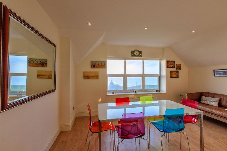 Victoria Parade- Family apartment stone's throw from beach and town - Private parking space - sea views - B&B Broadstairs
