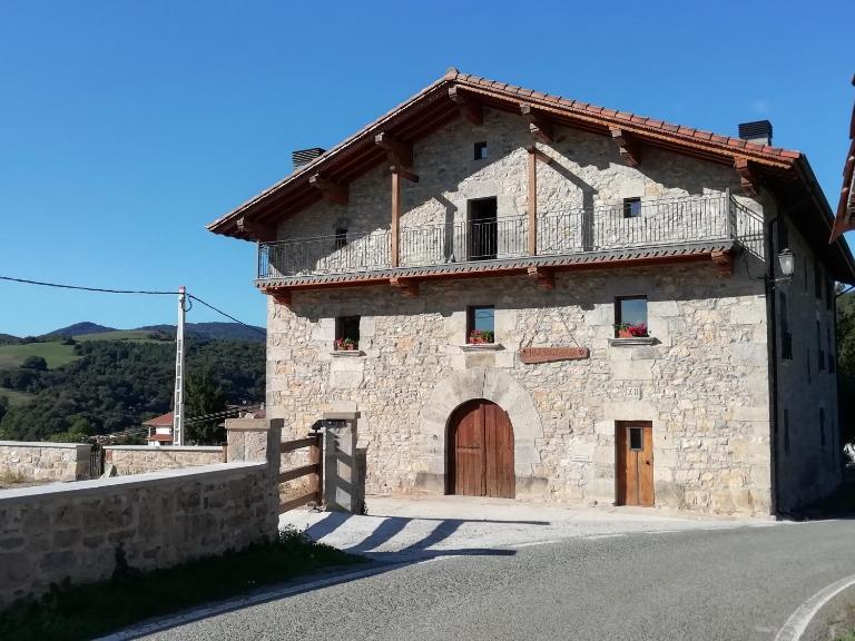 CASA RURAL JUANGOXENEA - B&B Ihaben