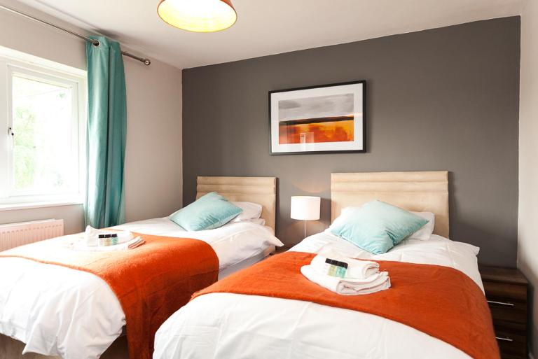 Comfortable Contractor House Gatwick: sleeps 6+ - Bed and Breakfast Ifield