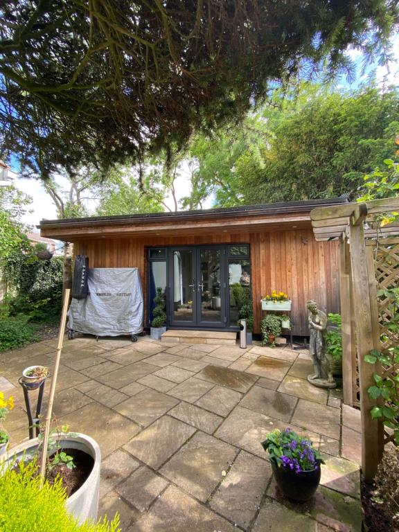 Thistle Lodge - Quiet Garden lodge with off road parking - B&B Hemel Hempstead
