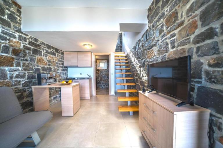 TerraZeus - Stone House Beachfront 3 - Chambres d'hôtes Mílatos