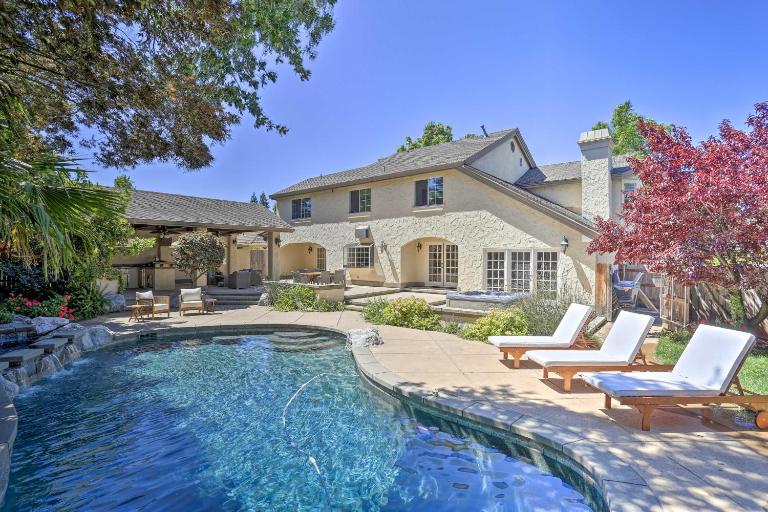 Redding Getaway w/ Hot Tub & Outdoor Kitchen! - B&B Redding
