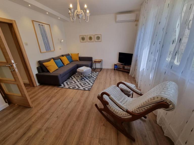 Golden Fields Apartment near the Old Town - B&B Cattaro