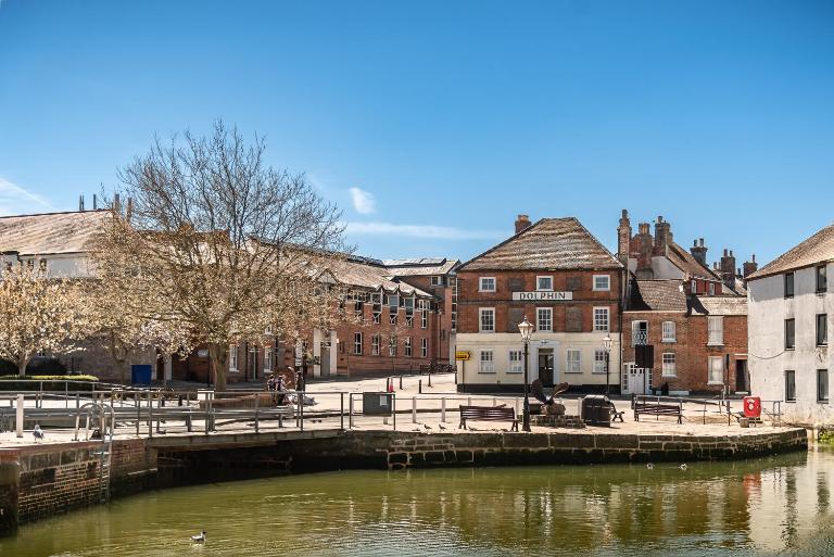 3, The Dolphin, 49 Quay Street - Stunning apartment - Quintessential - Quay views - Sleeps 2-4 people - Chambres d'hôtes Newport