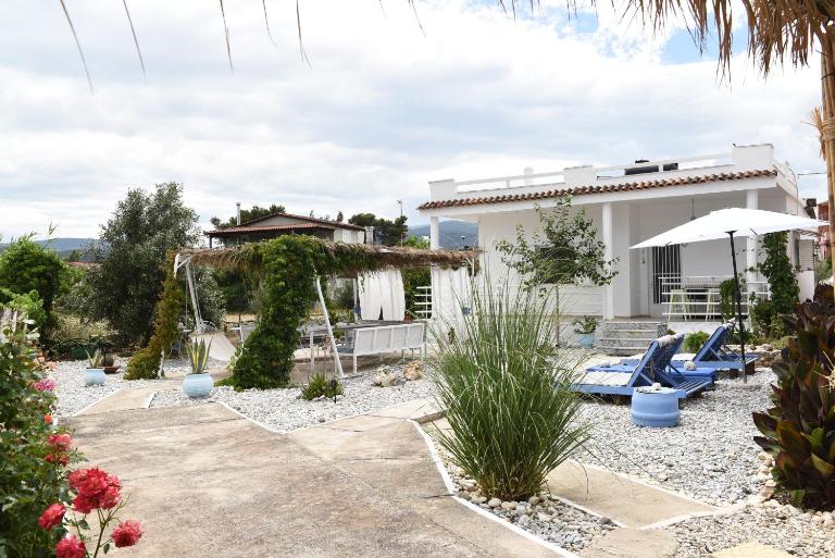 Los Almyros - Bed and Breakfast Myloi