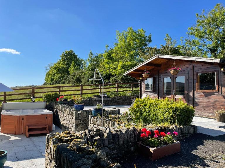 Rustic Chalet Superking bed Free Wifi Parking Jacuzzi - B&B Killaloo
