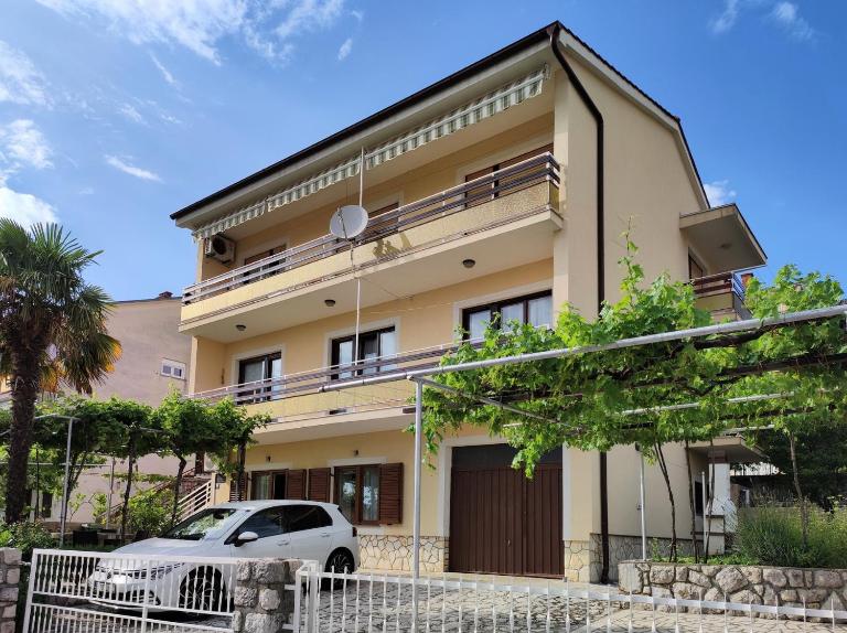 VLADIMIR M Apartment with terrace and parking near center - B&B Cirquenizza