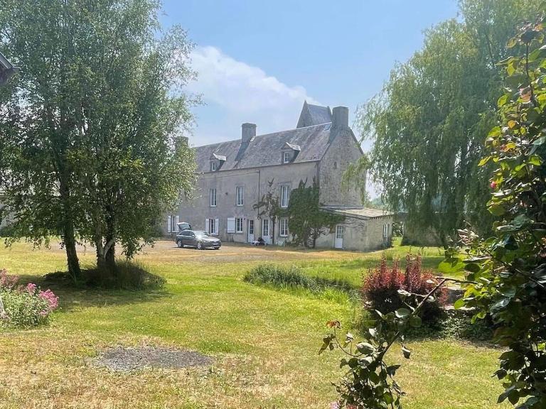 Ferme fortifiée d Enguenard - Chambres d'hôtes Formigny