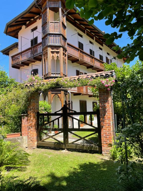 Dimora Fiorita Junior My Holiday Home - Ferienwohnung Varallo Sesia
