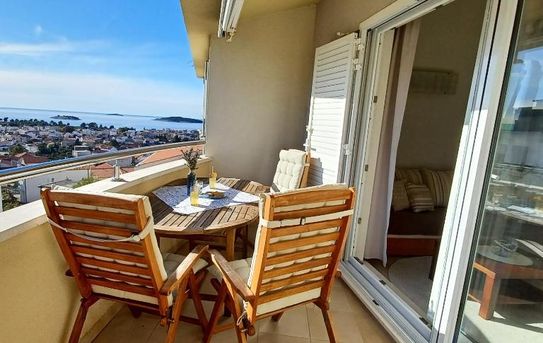 Apartment with garage and magical view - B&B Rogoznica