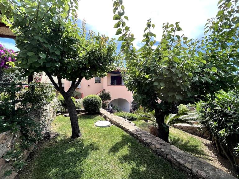 Casa Souad, a cheerful and charming beach view 2 bedroom house and free parking - Bed and Breakfast Porto San Paolo