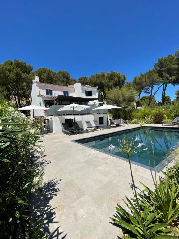 Home Cassis - Maison Julou - Piscine chauffée à 32c - B&B Cassis
