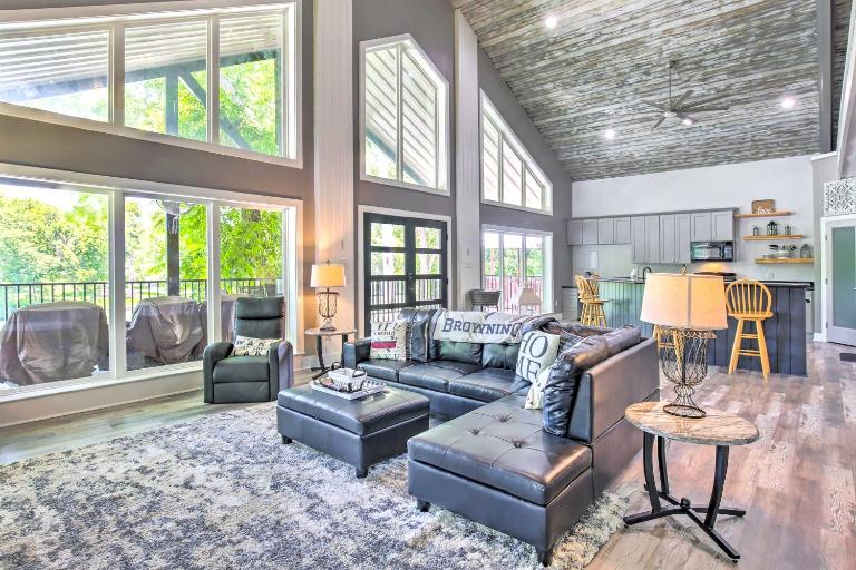 Outdoor Entertainment Space: Home in McQueeney - Chambres d'hôtes McQueeney