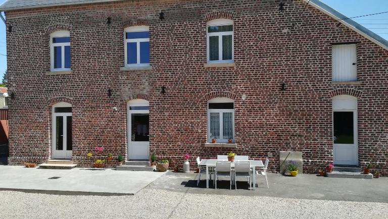 AU COEUR DE L'ENCLAVE - Bed and Breakfast Mœuvres