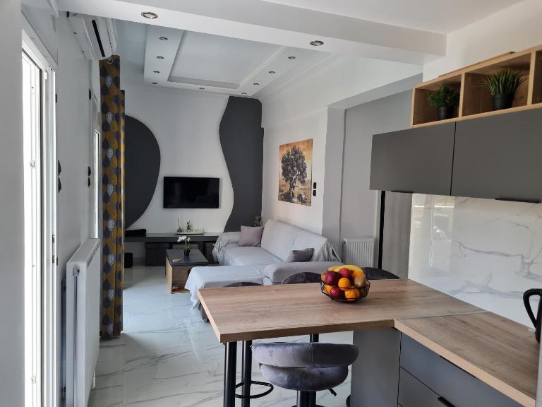 Jenny's Dream Home -Acropolis Lux 2 Bedroom Apt, with Hot Tub, free Netflix, fast Wifi - B&B Atenas