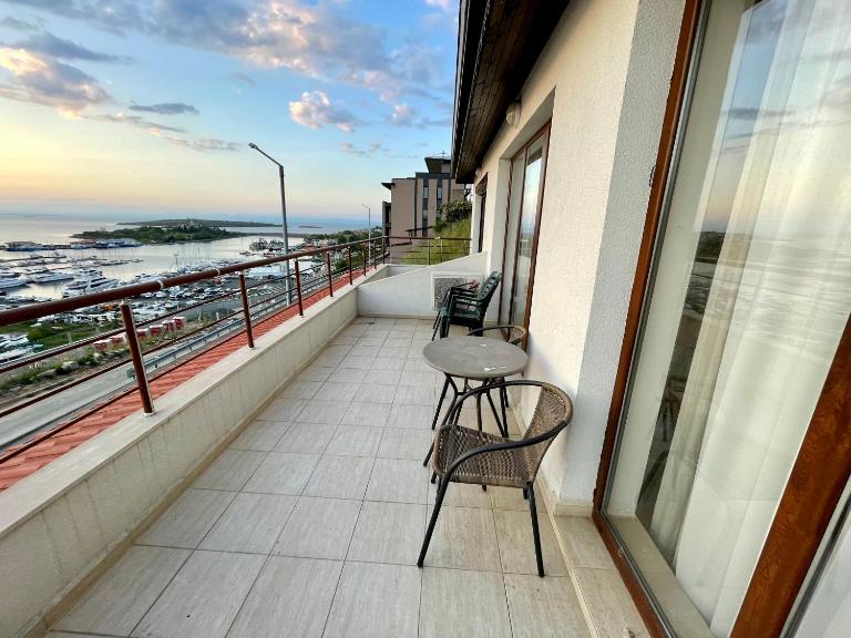 Romantic Getaway 1-BD Apartment with Sea View by Flat Mаnаger - B&B Sozopol
