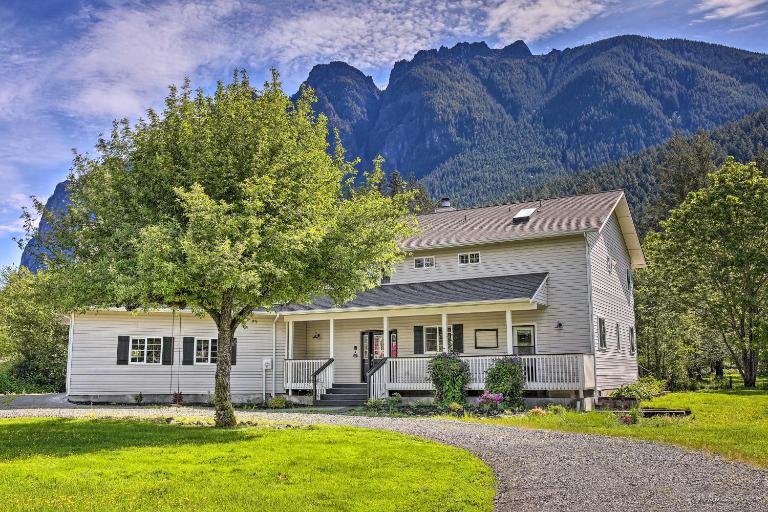 Riverside North Bend Oasis: Stunning Mountain View - B&B North Bend