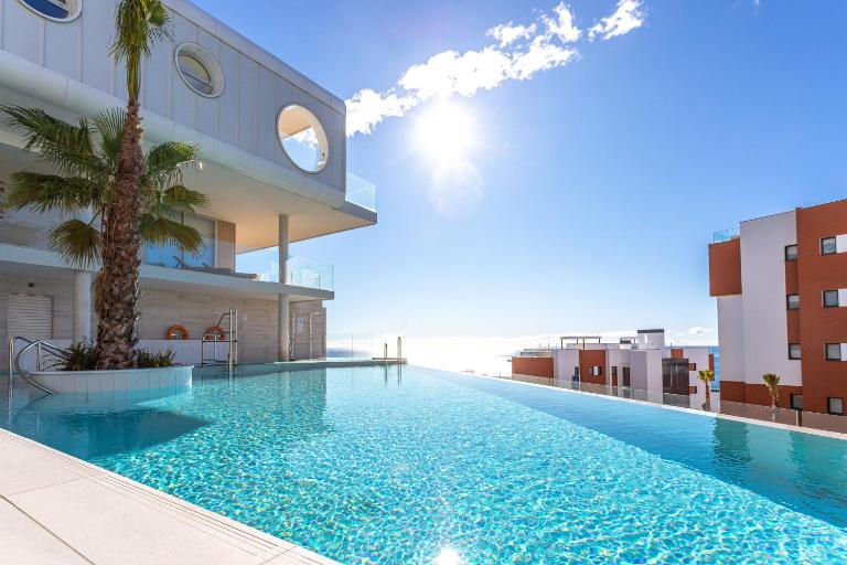 Ensuite Penthouse Panoramic Sea View with Jacuzzi - Chambres d'hôtes Fuengirola