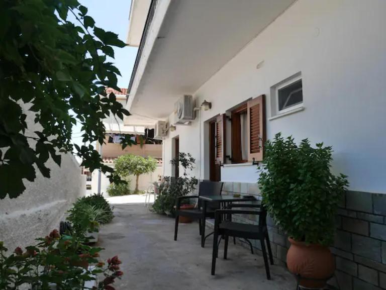 Chrysoula’s Convenient Triple Room with Yard - B&B Malvasia