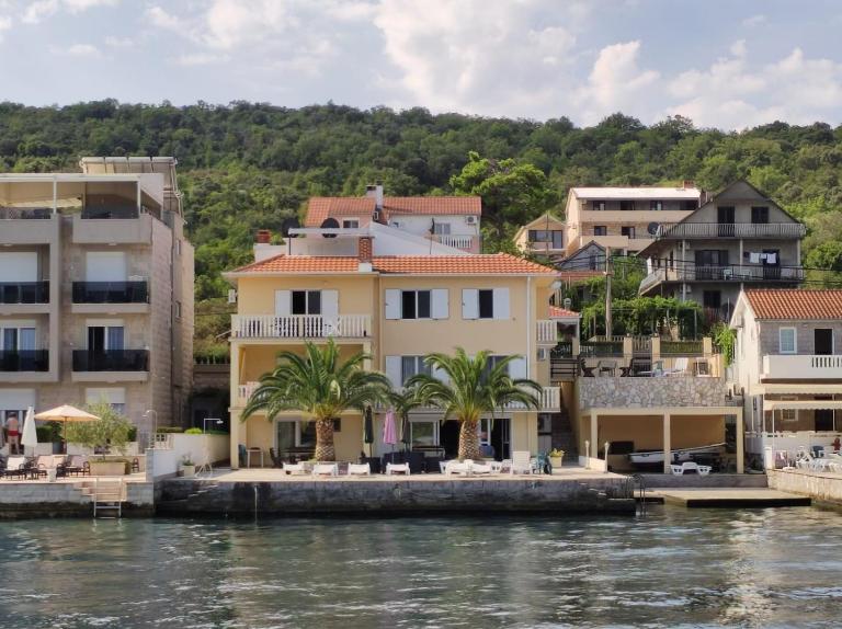 un site calme et unique au Montenegro Loue des logements les pieds dans l eau avec plage privée en face de l ile Saint Marco - B&B Tivat