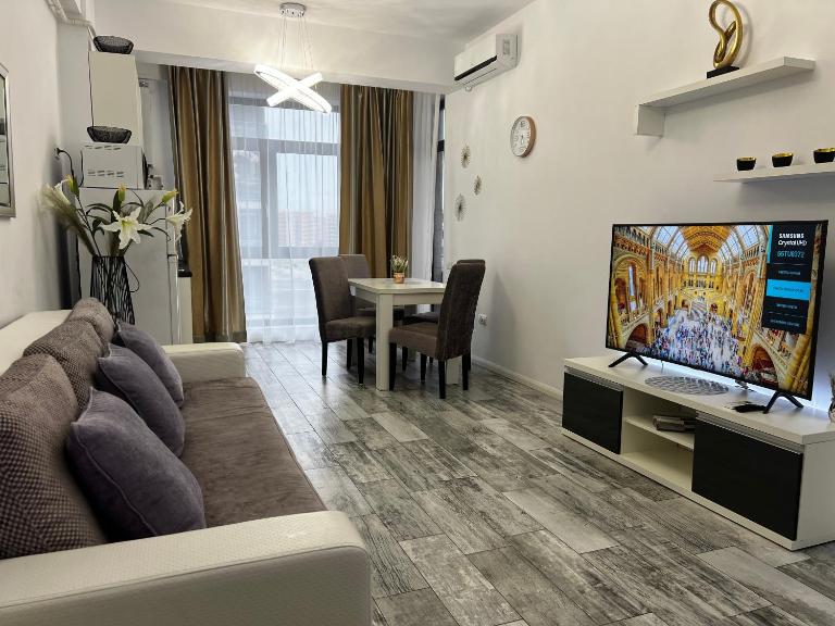 Romeo's Beachfront Apartment by LOFT, Hotel OPERA and White Tower - B&B Mamaia