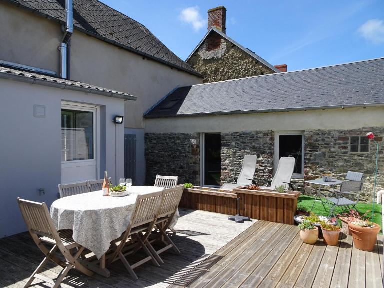Stone House in Bricqueville near Sandy Beach - Chambres d'hôtes Bricqueville-sur-Mer