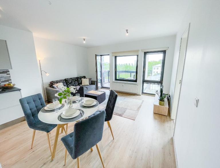 Beach Side Apartment with a Balcony - Ferienwohnung Pernau