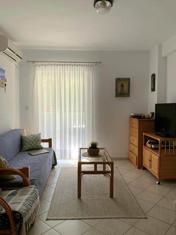 Nice homely 2-bedroom apartment close to the beach - B&B Pefkochóri