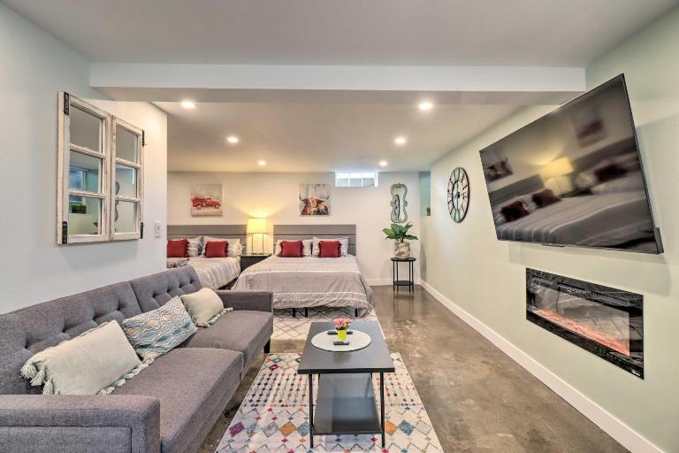 Ski & Hike: Cozy Dtwn Reno Studio w/ Fireplace - B&B Reno