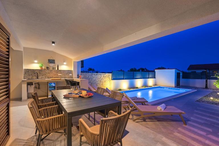 Apartment Zala with private pool - Bed and Breakfast Ližnjan