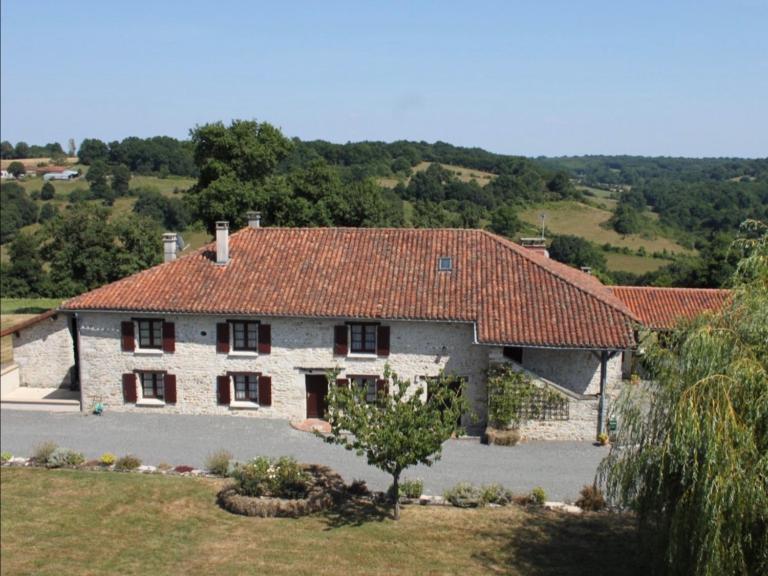 Gîte vallée magique Panissaud - Bed and Breakfast Le Grand-Madieu