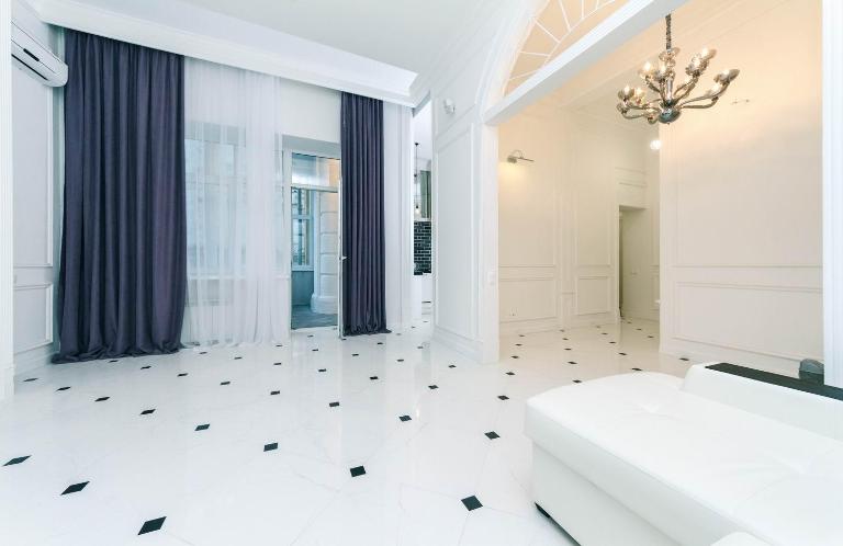 Luxury beatiful apartment on Pyshkinska street - B&B Kyiv