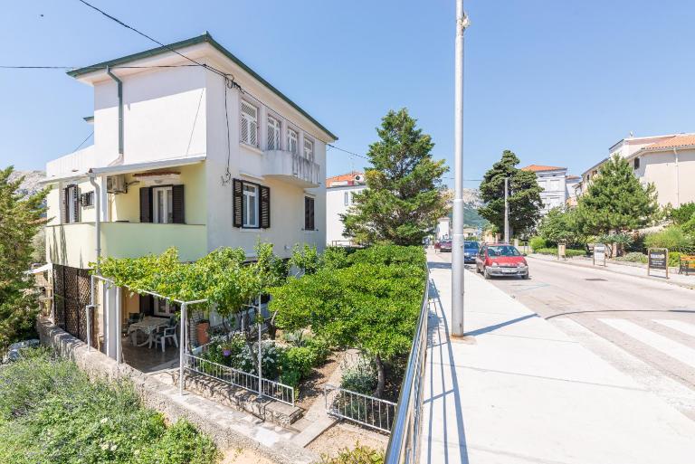 Apartment Luiza with Terrace - B&B Baška
