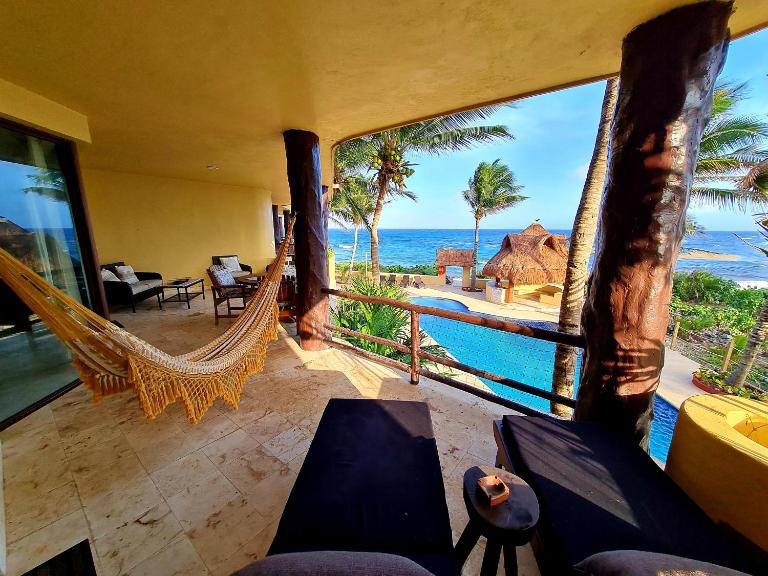 STYLISH OCEANFRONT CONDO with POOL - B&B Mahahual
