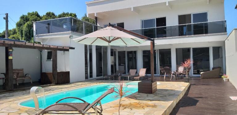 Casa com Piscina e Hidromassagem Montoski - B&B Bombinhas