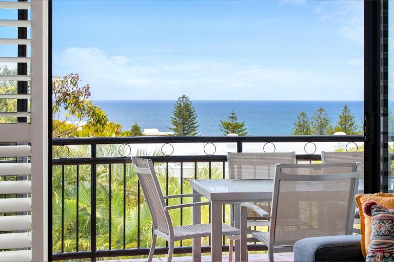 6 Seabreeze Spacious Newly Renovated Apartment with Ocean Views - B&B Sunshine Beach