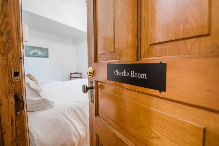 Charlie Room BW Boutique Hotel - B&B Central Lake