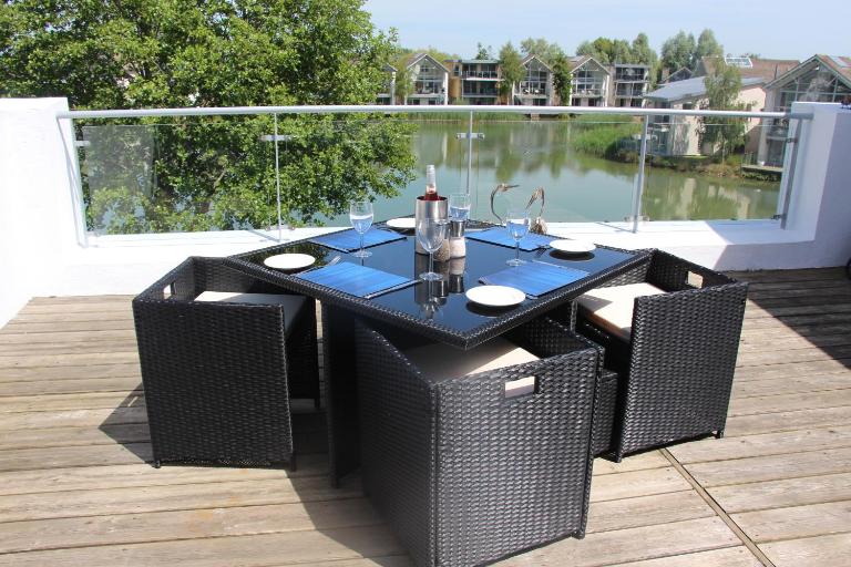 Crow's Nest Penthouse Apartment with Free Spa Access - B&B Somerford Keynes