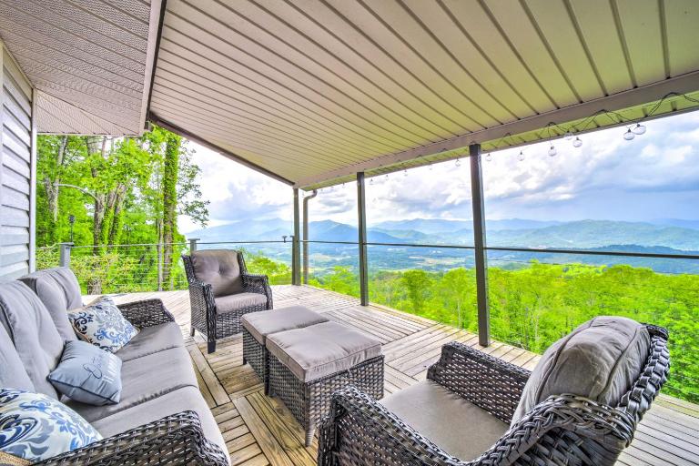 Mtn Treehouse w/ Fire Pit, Breathtaking Views - B&B Waynesville