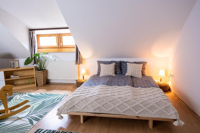 Sziklai Apartman - Ferienwohnung Wesprim