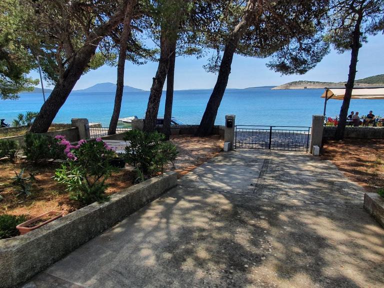 Sidus Maris, Spacious Seaside Apartment with Free Parking - B&B Martinšćica