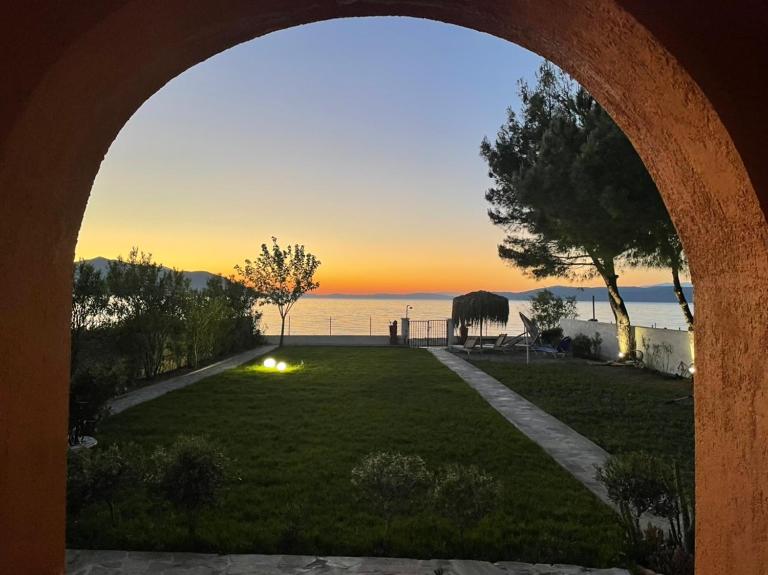 Pampas Seafront villa, 6 bedrooms, North Evvoia - B&B Kanatádhika