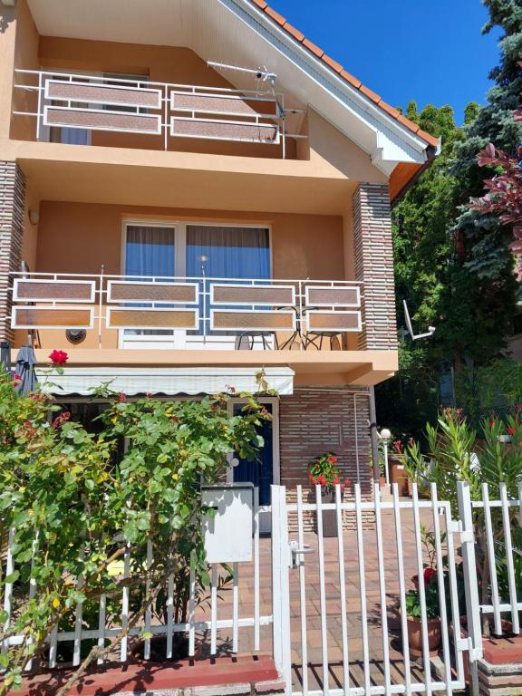 Gyöngyi Apartman - Ferienwohnung Balatonszarszo