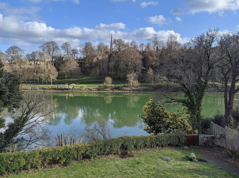 Appartement entier, vue sur rivière & cathédrale. - B&B Plouguiel
