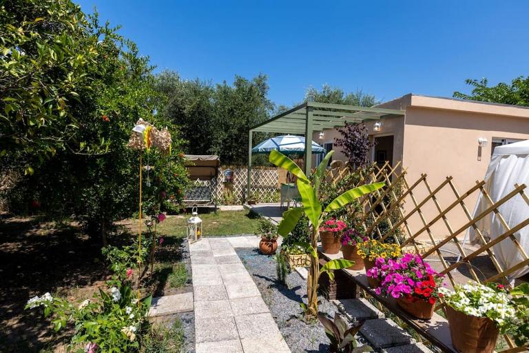 Bougainvillea house with private garden - B&B Kalamata