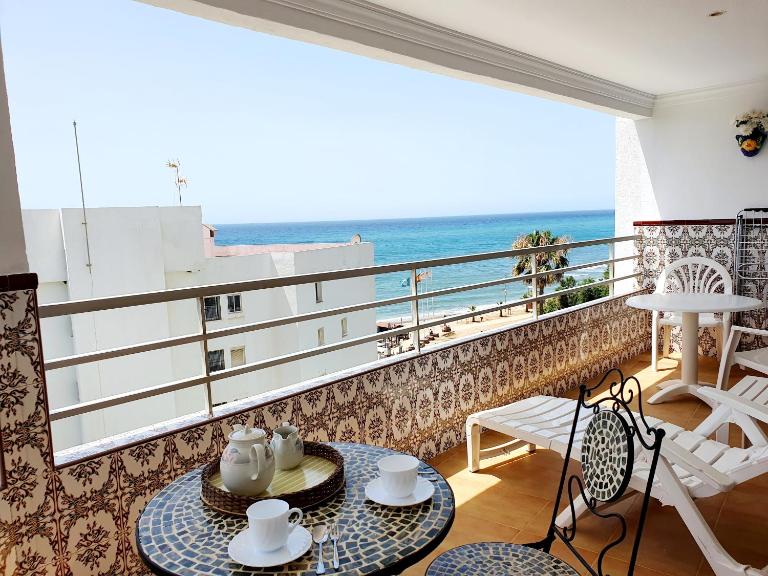 Luna Beach Seafront - Ferienwohnung Cabopino