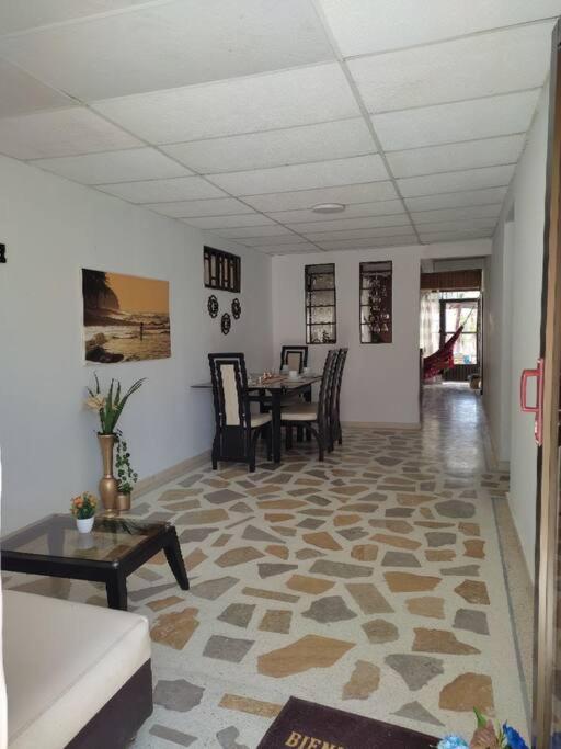 Alojamiento entero, casa amplia, patio, aire - B&B Riohacha