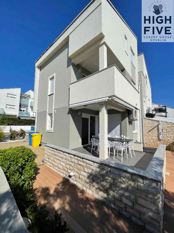 Apartment High Five Novalja - B&B Novalja