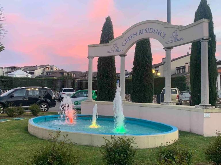 Green Apartment and Pools - B&B Desenzano del Garda